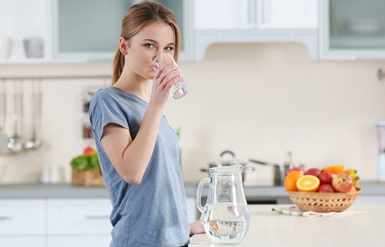 Uống đủ 2 lít nước mỗi ngày cũng là cách hỗ trợ giảm cân được chuyên gia khuyên dùng