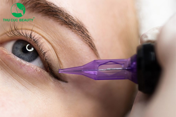 Giải đáp thắc mắc: Phun mí mắt có đau không?