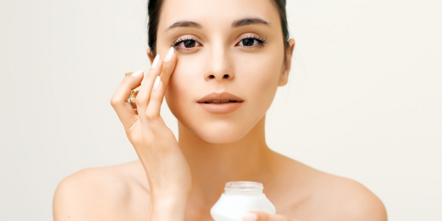 Nguyên Tắc Chăm Sóc Sau Cắt Mí Mắt Bạn Cần Biết 4 bôi thuốc chống sẹo