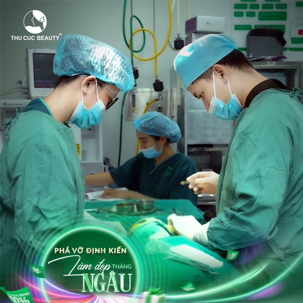 bác sĩ thực hiện