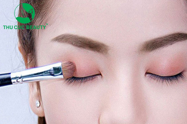 Cắt mí bao lâu thì trang điểm được