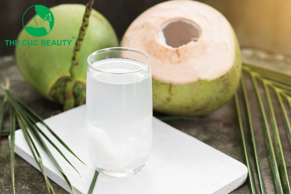 Cắt mí uống nước dừa được không