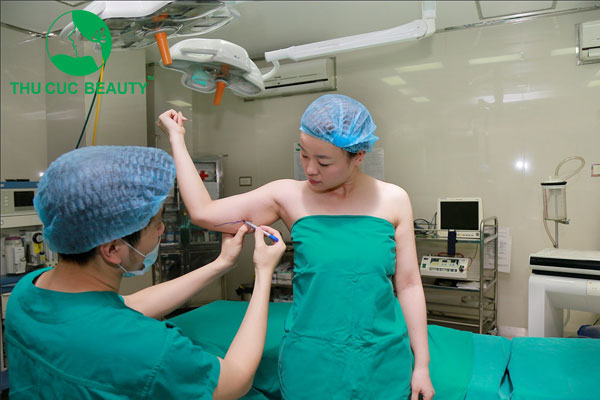 Hút mỡ bắp tay xong bao lâu thì lành?