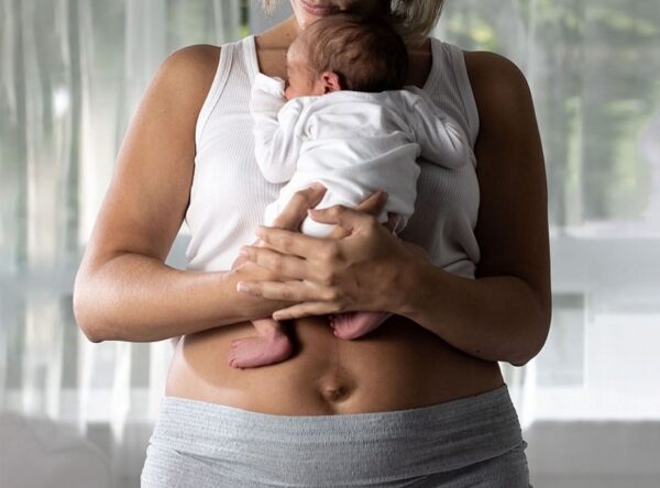 PHỤ NỮ CÓ NÊN HÚT MỠ BỤNG SAU SINH KHÔNG? 1 hut mo bung sau sinh 1 e1770001667271