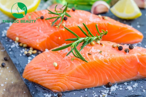 Nâng mũi ăn cá hồi được không