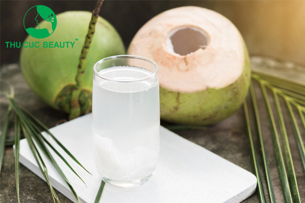 Nâng mũi uống nước dừa được không