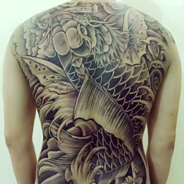Tattoo chú cá chép hóa thành rồng đen sì trắng