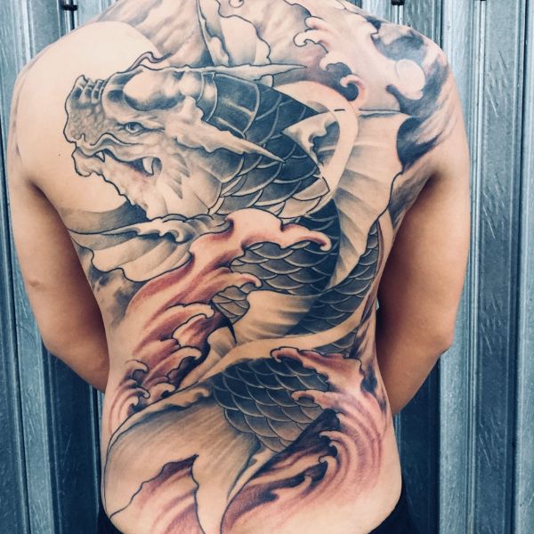 Tattoo chú cá chép hóa thành rồng kín lưng