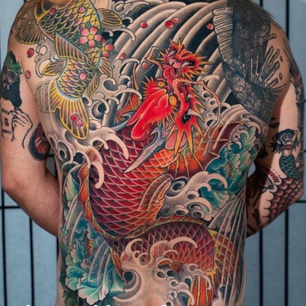 Tattoo chú cá chép hóa thành rồng màu sắc đỏ
