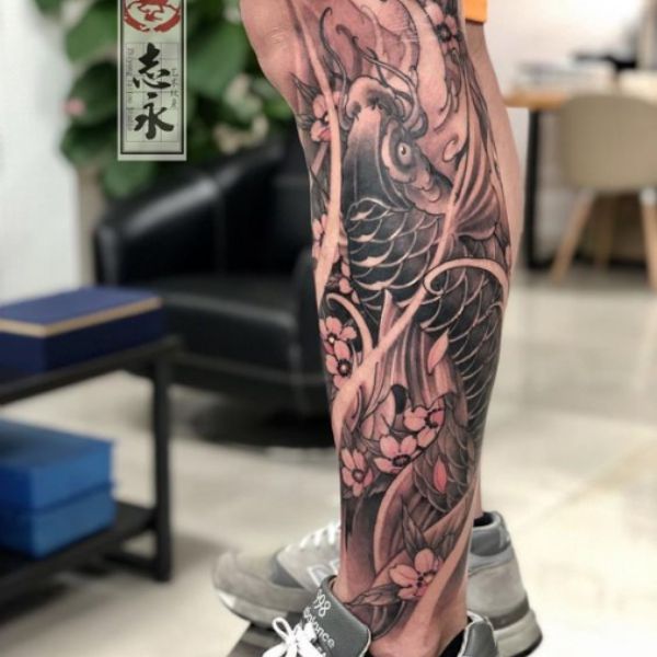 Tattoo chú cá chép hóa thành rồng ở bắp chân