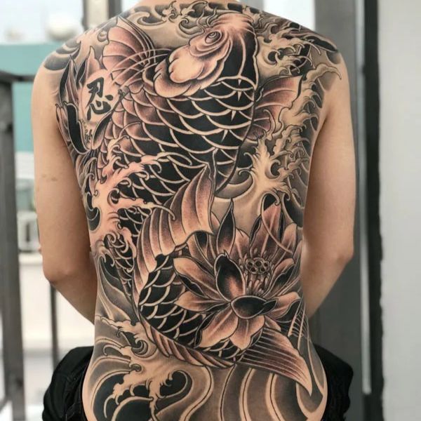 Tattoo chú cá chép hóa thành rồng ở lưng