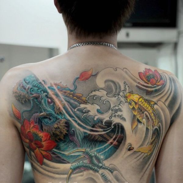 Tattoo chú cá chép hóa thành rồng sau lưng