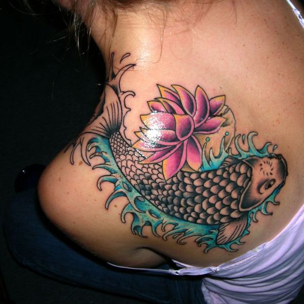 Tattoo cá chép xanh cùng với hoa sen 