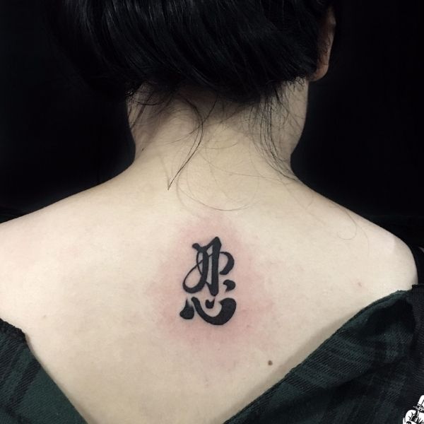 Tatto chữ nhân sau gáy