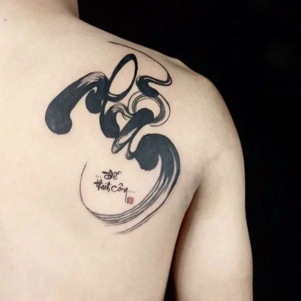 Tattoo chữ nhân sau lưng