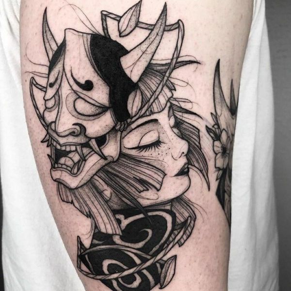 Tattoo cô gái đeo mặt quỷ ở chân