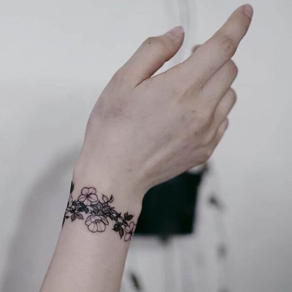 Tattoo cổ tay nữ