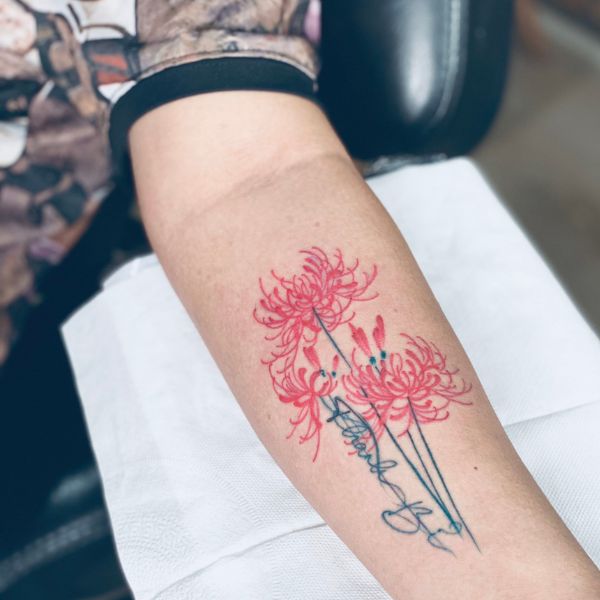 Tattoo hoa bỉ ngạn ở tay