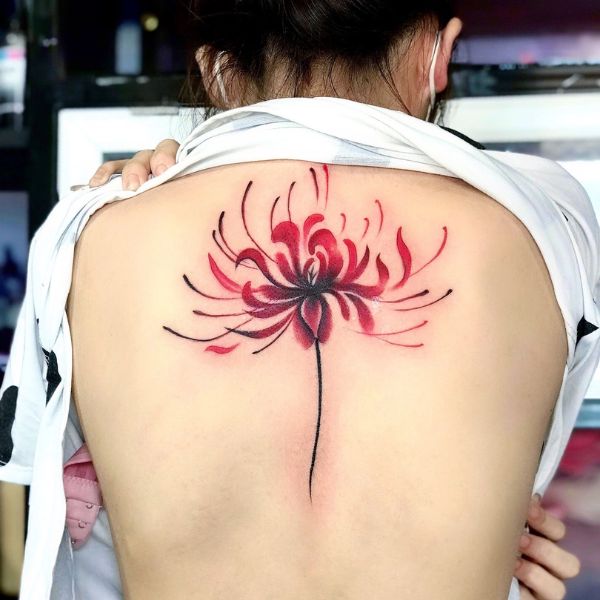 Tattoo hoa bỉ ngạn sau lưng