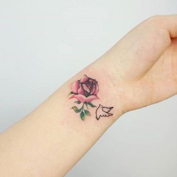 Tattoo hoa hồng mini ở cổ tay