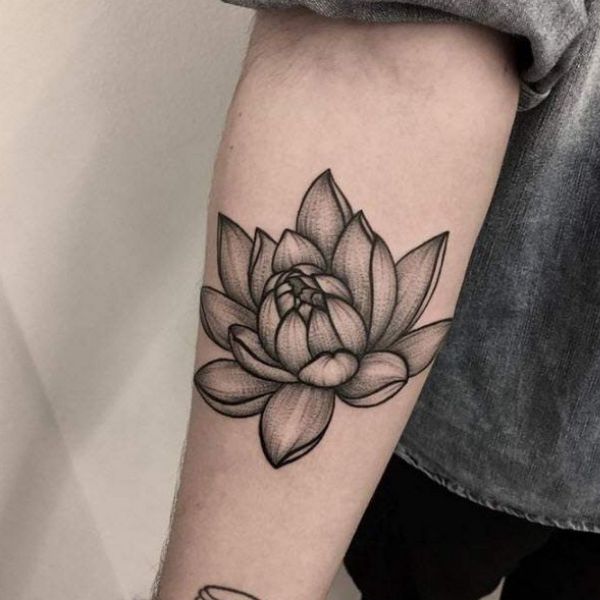 Tattoo hoa sen cánh tay