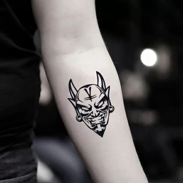 Tattoo mặt quỷ mini ở tay