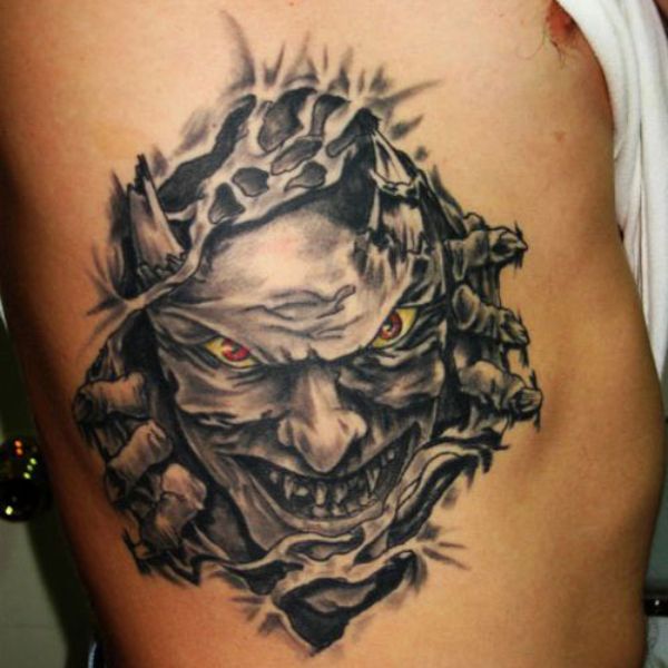 Tattoo mặt quỷ ở mạn sườn