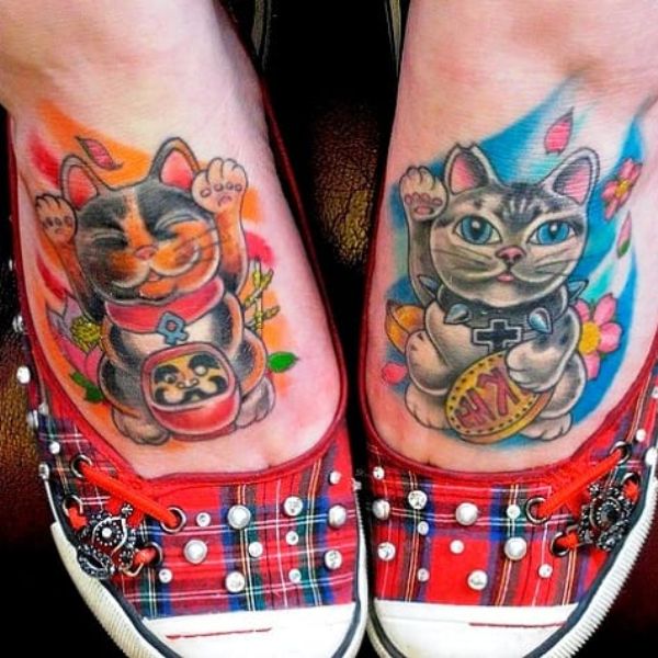 Tattoo mèo thần tài ở mu bàn chân