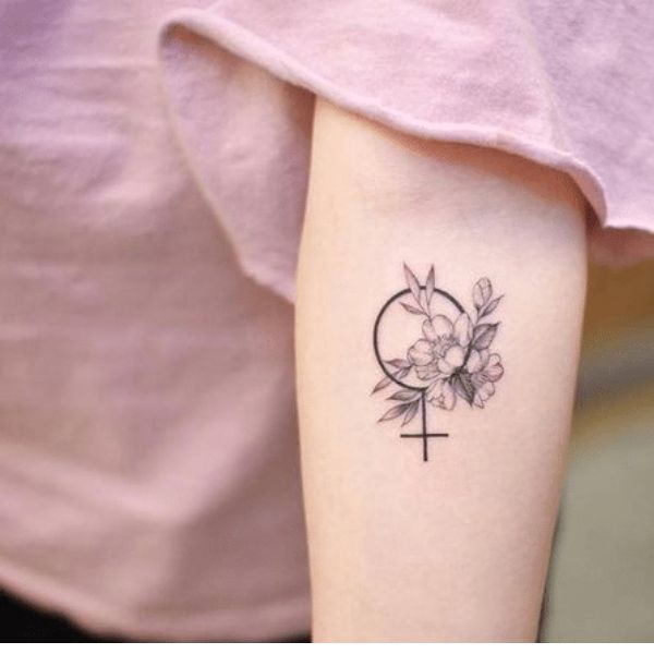 Tattoo ở bắp tay nữ mini