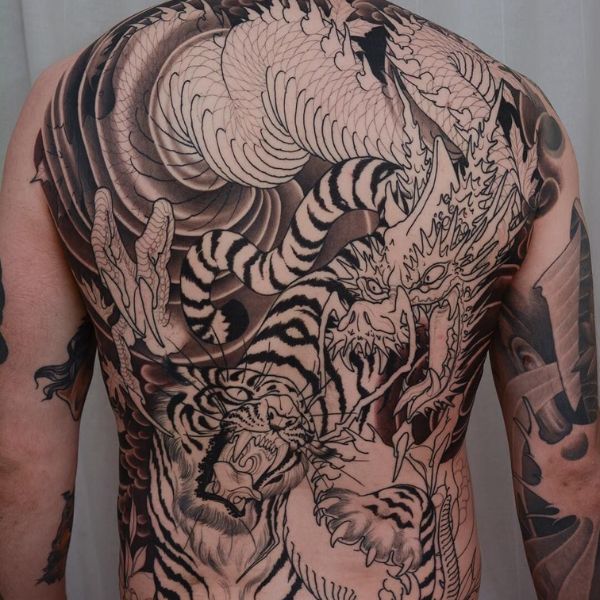 Tattoo rồng hổ kín lưng