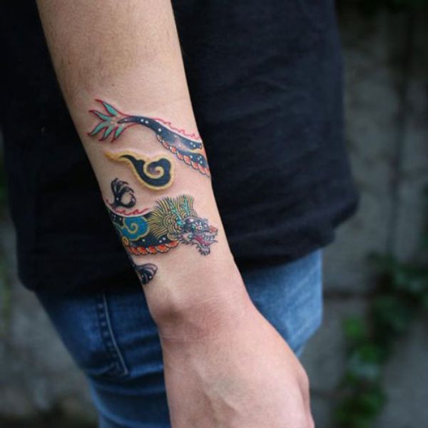 Tattoo rồng nhỏ ở cổ tay