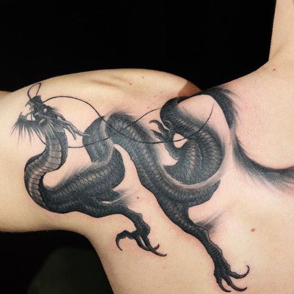 Tattoo rồng quấn xương quai xanh