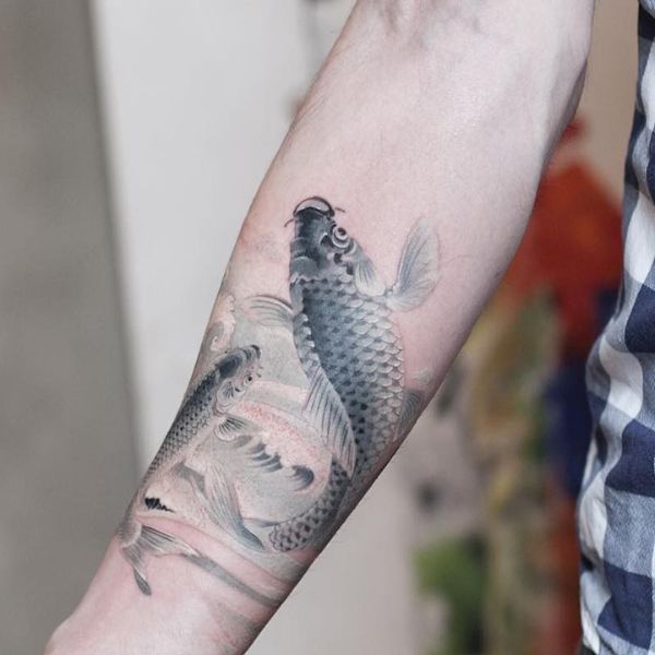 Tatoo cá chép xuôi dòng ở cánh tay