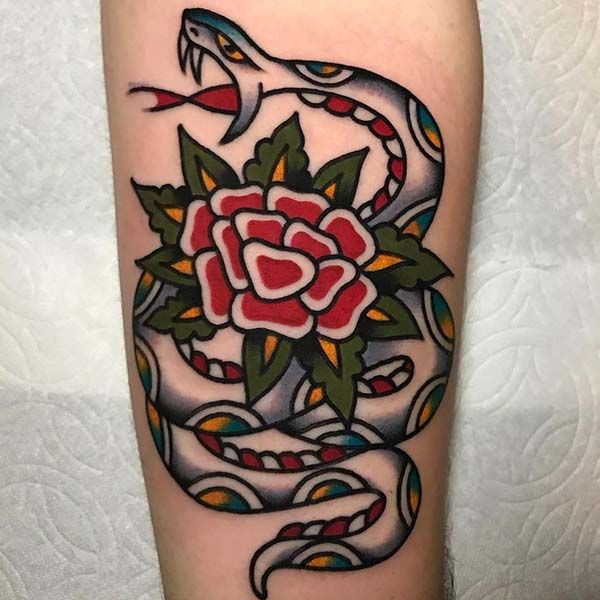 Tatoo con rắn và hoa hồng