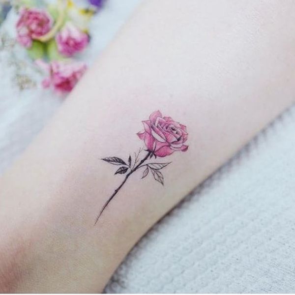 Tatoo hoa hồng mini ở cổ tay