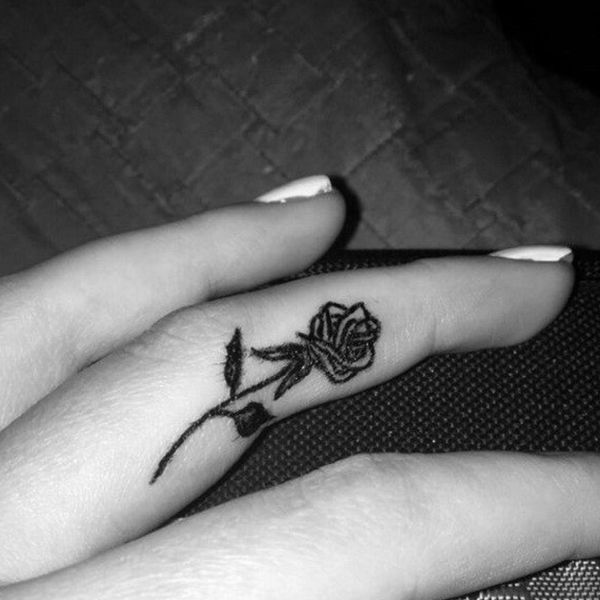 Tatoo hoa hồng mini ở tay