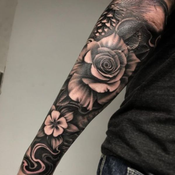 Tatoo hoa hồng ở cánh tay