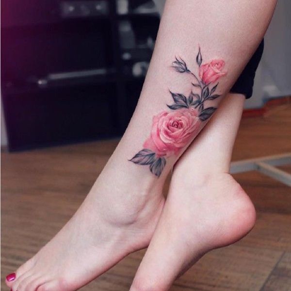 Tatoo hoa hồng ở chân