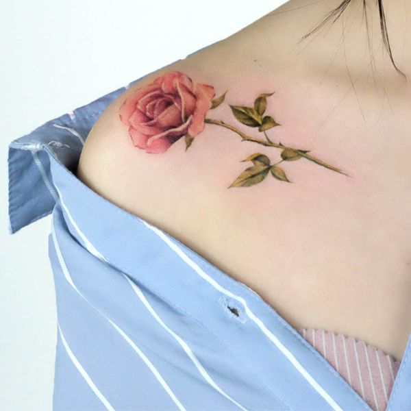 Tatoo hoa hồng ở xương quai xanh