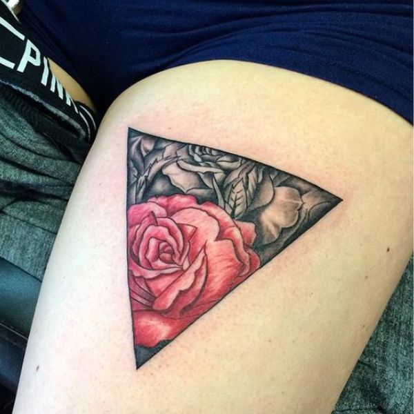Tatoo hoa hồng tam giác