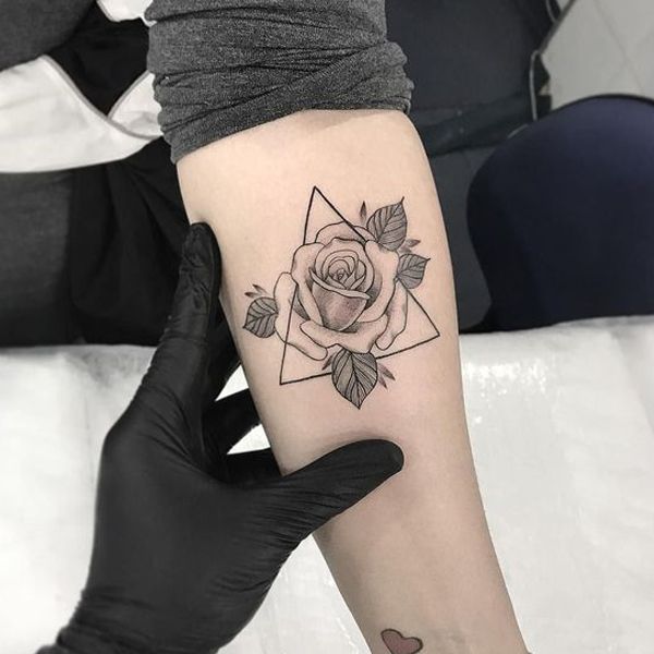 Tatoo tam giác hoa hồng