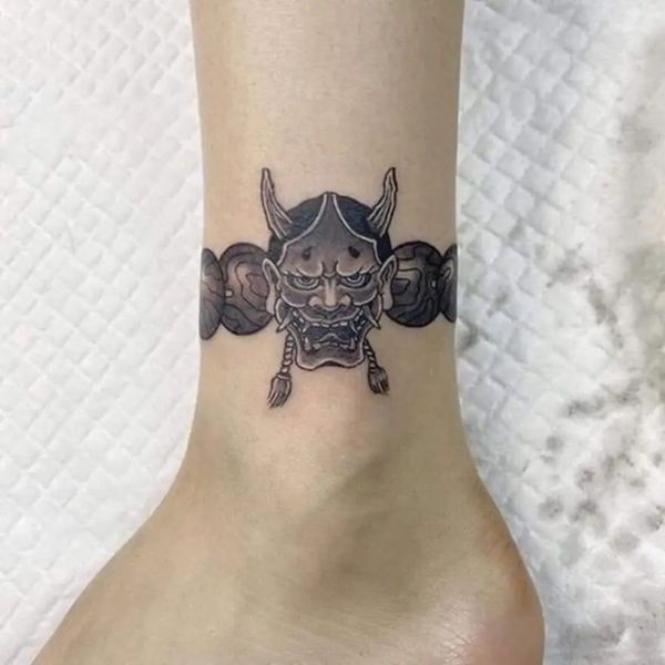Tatoo vòng tay nhật cổ mặt quỷ ở chân