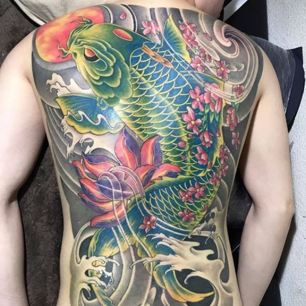 Mẫu tattoo cá hoa Long chép kín lưng