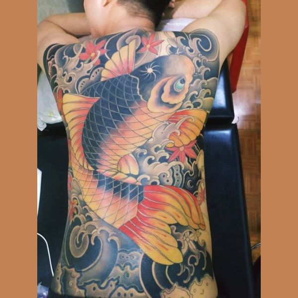 Những tattoo cá chép vàng kín lưng