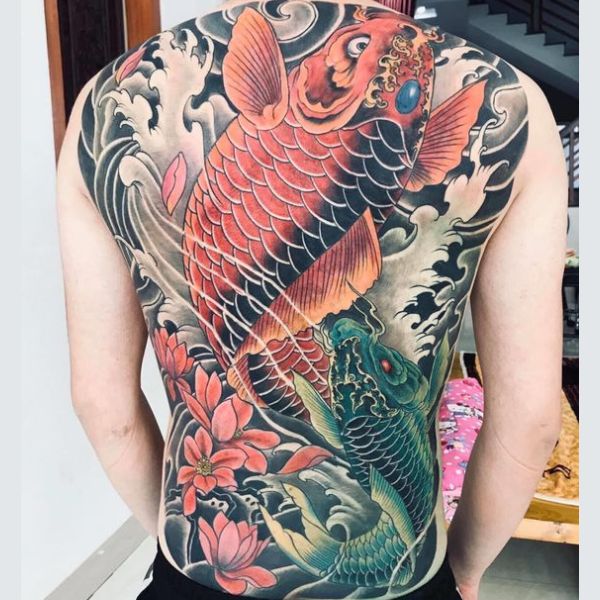 Tattoo 2 con cái cá chép vàng kín lưng