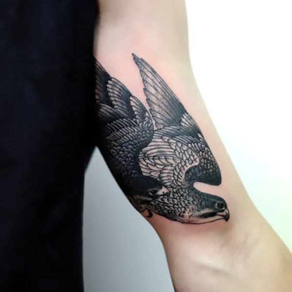 Tattoo bắp tay hình bồ câu