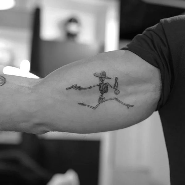 Tattoo bắp tay hình cao bồi xương