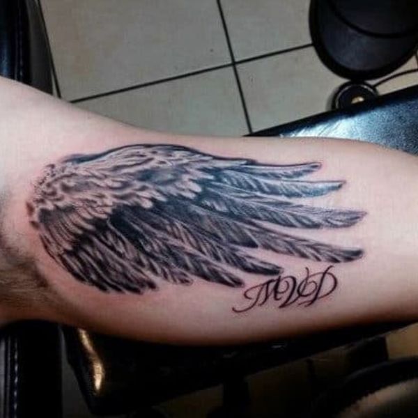 Tattoo bắp tay hình chiếc cánh