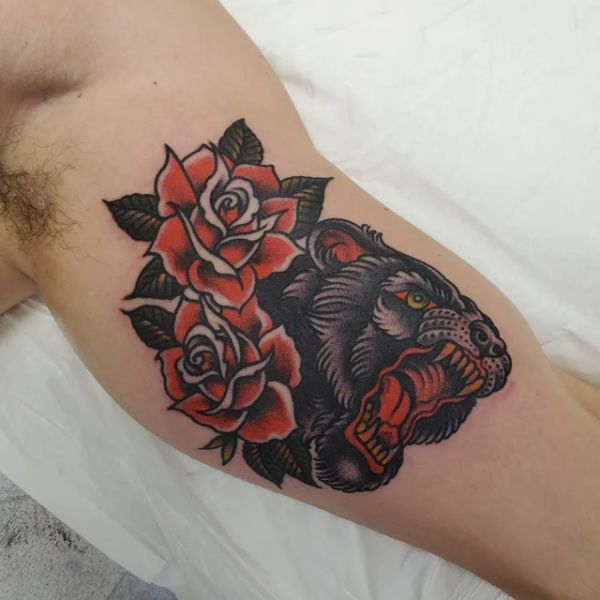 Tattoo bắp tay hình con báo và hoa