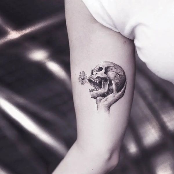 Tattoo bắp tay hình đầu lâu mini